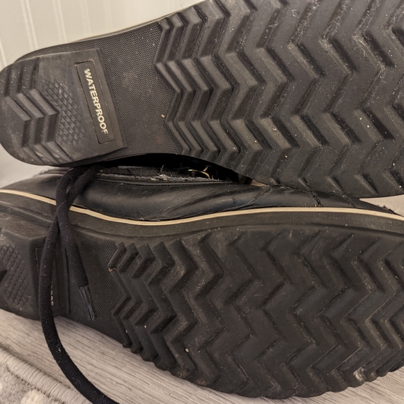 Sorel black lace up boots, size 10 - Picture 2 of 6